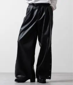 ブラック合成皮革ワイドパンツ
