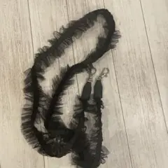 フリル付き黒チュールショルダーストラップ