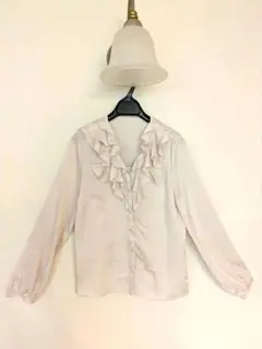 美品EMMAJAMESベージュ フリル付き 長袖ブラウス９号Mサイズ