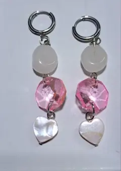 ローズクォーツとマザーオブパールのフープピアス