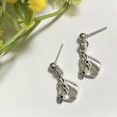 【馬の頭】ハンドメイドピアス シルバー 干支 午年 揺れる ミニ 乗馬 競馬