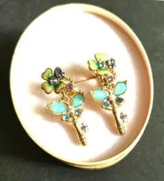 【春コーデ】ANNA SUI　燻金〜花と葉デザイン イヤリング