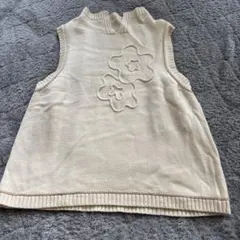 花刺繍 ノースリーブニット ベストタイプ　クリーム色
