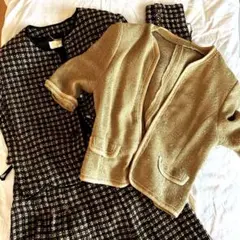 ツイード素材のチェック柄セットアップとベージュのノーカラーニットジャケット