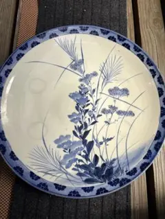 青い花模様の陶器皿