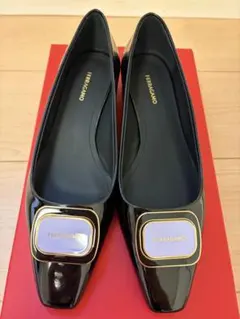 【新品未使用】FERRAGAMO ブラック パテント パンプスのサムネイル