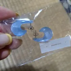 未使用　ANEMONE　ライトブルー　カーブピアス　チタンポスト