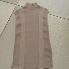 ベージュ タートルネック ノースリーブ セーター