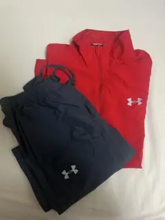 アンダーアーマー 赤ウィンドブレーカーとグレーパンツセット
