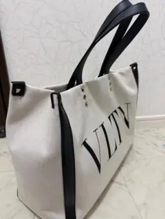 VALENTINO ロゴ トートバッグ ホワイトのサムネイル