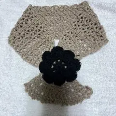 手編み　ミニマフラー　鍵編み　黒×薄茶　お花の通し口のあるマフラー