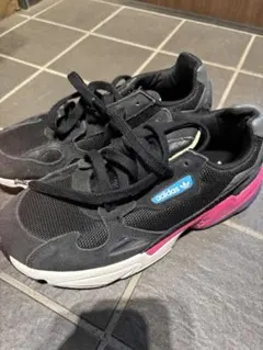 adidas ブラック ピンク スニーカー