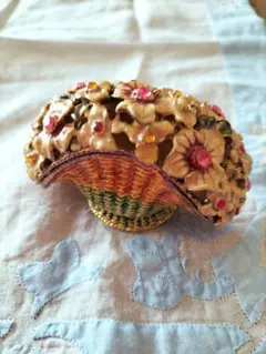 花飾りのアンティークバスケット