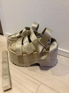UGG サンダル　ゴールデンライズ　２３センチのサムネイル