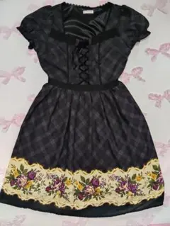 axes femme 半袖ワンピース 黒と紫のチェック 花柄 ロリータ