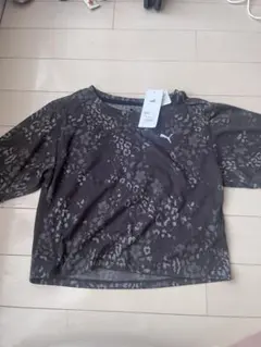 新品◎PUMA クロップド丈 Tシャツ 半袖 トレーニングウェアグレー 花柄　Sのサムネイル