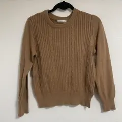 ベージュ ケーブルニット 長袖セーター