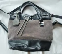 スエードと合成皮革のショルダーバッグ