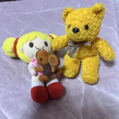 リスを抱っこした女の子とクマのぬいぐるみ