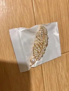 エレガントな羽デザインのブローチ