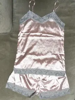 サテンキャミソールとショートパンツセット