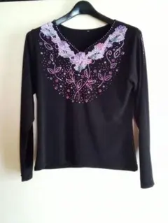 社交ダンス　黒地に襟元花刺傷ラインストーンカットソーレッスンウェア 美品
