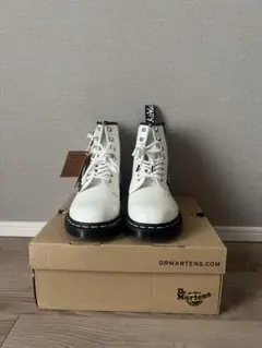 【未使用】希少 ドクターマーチン 3989 メダリオン ブーツ オールホワイト 未使用】希少 ドクターマーチン 3989 メダリオン ブーツ オール