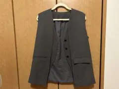 グレー ボタン付きノースリーブベスト