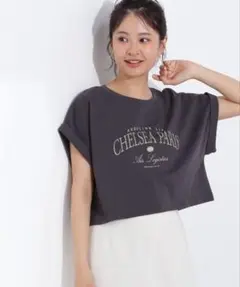 クロップドカレッジロゴTシャツ　チャコールのサムネイル