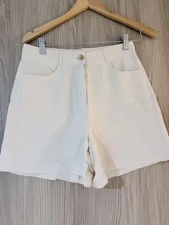 dholic ショートパンツ アイボリー Mサイズのサムネイル