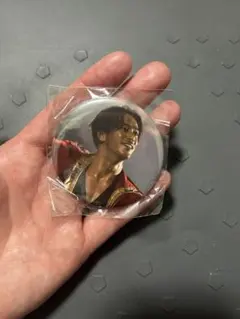二代目・赤 缶バッジ - メルカリ