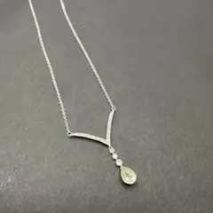 043スワロフスキー　V字型シルバーネックレス 涙型ペンダント