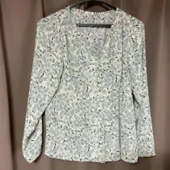 値下げです❣️IENAのフラワープリント、長袖Vネックブラウス　フリーサイズ