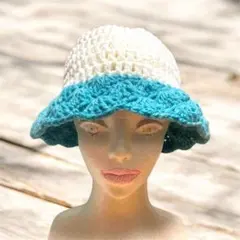 ホワイトとターコイズのクロシェハット