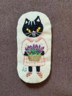 ハンドメイド手縫い刺繍ブローチ　猫刺繍(ラベンダーの香りが大好き！)