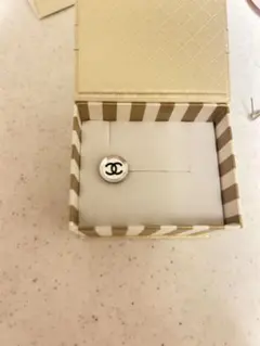 CHANEL シルバー ロゴ ピアス片側のみのサムネイル