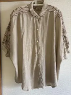 ヌキテパ　刺繍入りベージュ半袖シャツ　ドルマンスリーブ　春夏のサムネイル
