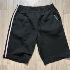 黒のハーフパンツ サイドピンクライン