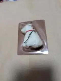 犬の形 ストラップ 赤いリボン付き