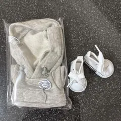 2PM15cmグレーパーカーとスニーカー