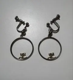 クレージュ ロゴデザイン イヤリング シルバー色