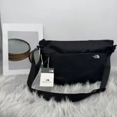 THE NORTH FACE ブラック ショルダーバッグ（韓国限定） weのサムネイル