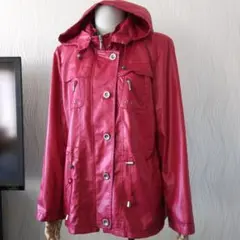 【未使用級に綺麗】フード付き赤ジャケット