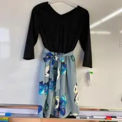 上が黒、スカートは花柄のワンビース