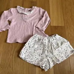 フリル襟付き長袖トップスと花柄ショートパンツセットアップ