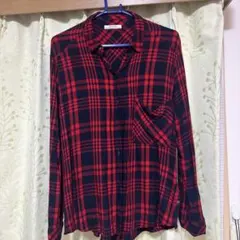 Bershka 赤とネイビー チェック柄 長袖シャツ