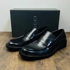 新品同様 GUCCI グッチ エンボスロゴ ローファー レザー　1101465