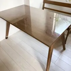ブラウン木製ダイニングテーブル