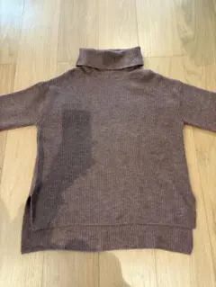 ブラウンタートルネックセーター