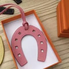 大人気！バッグチャーム　ホースシュー　馬蹄　ピンク新品